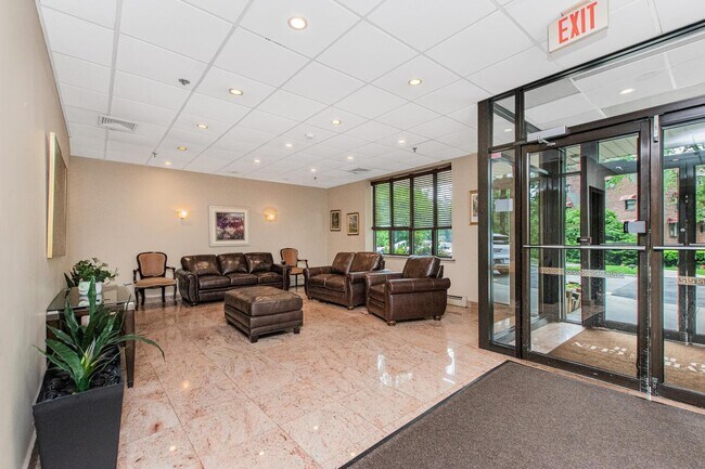 Foto del edificio - 1374 Midland Ave