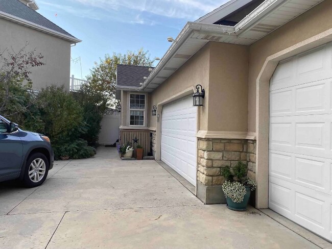 Building Photo - 14762 Brewster Dr
