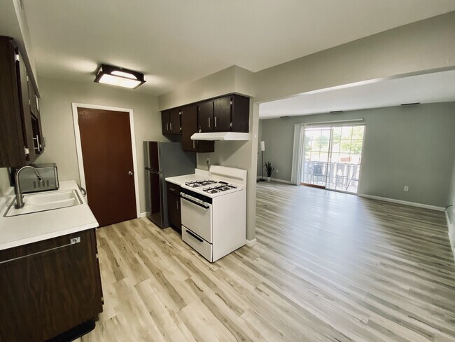 Comedor - 1311 Old Eagle Dr