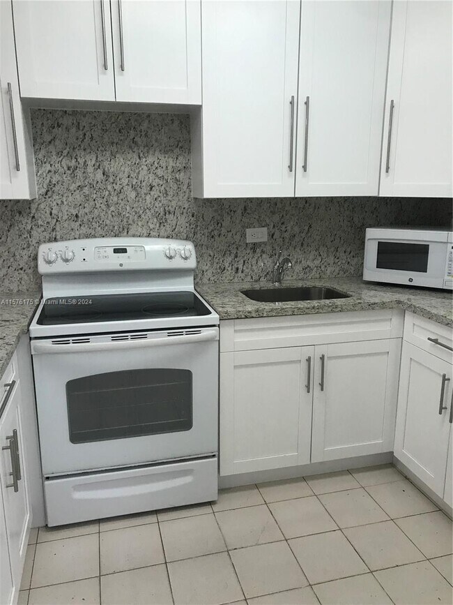 Foto del edificio - 8990 SW 24th St