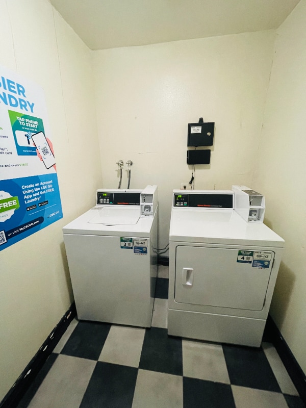 Foto del edificio - 7044 Hawthorn Ave