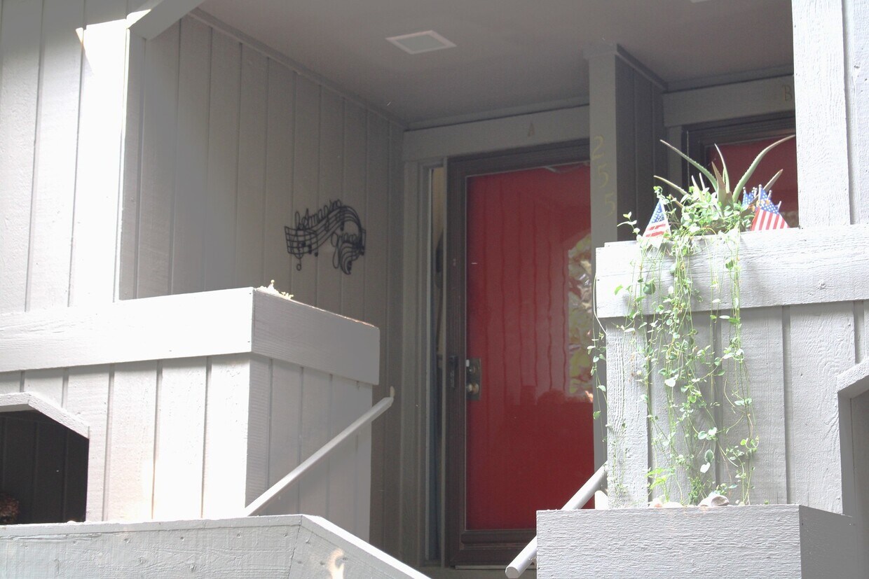 Primary Photo - 255 Shoreline Rd