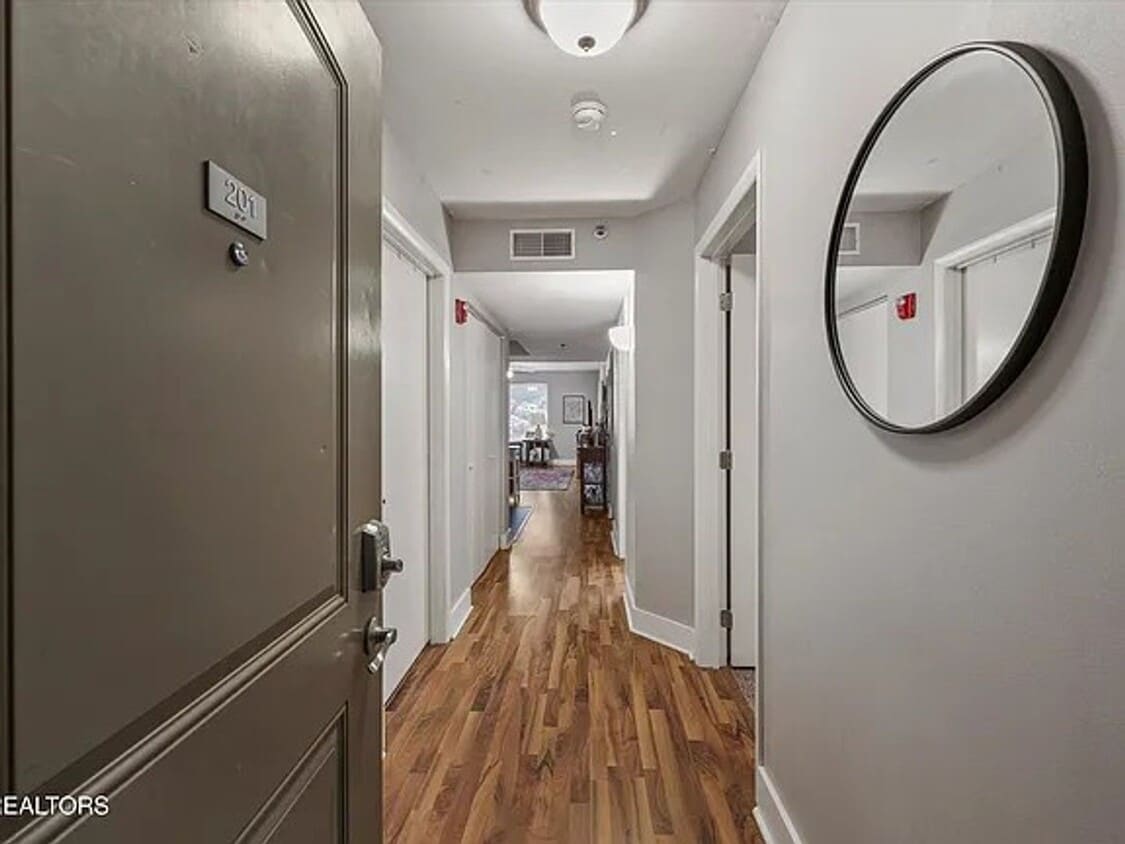 Lake Plaza #201 for FALL 2026! Early Move 8/01/26- $3300/month includes ONE assigned parking spa... - Lake Plaza #201 for FALL 2026! Early Move 8/01/26- $3300/month includes ONE assigned parking spa...