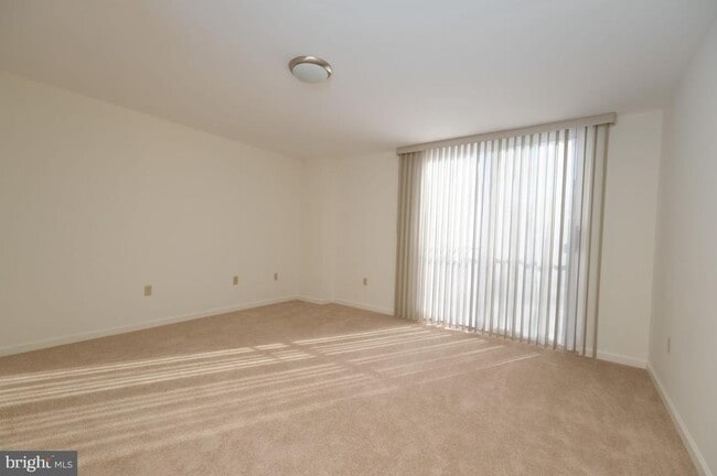 Building Photo - 677 Elm St