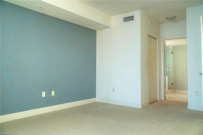 Foto del edificio - 3000 Oasis Grand Blvd