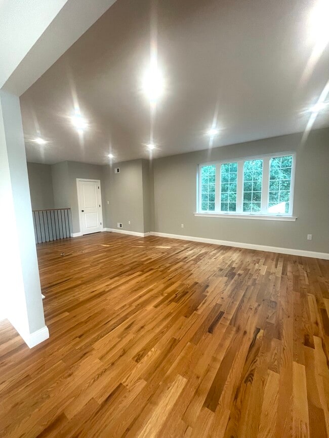 Building Photo - 347 Beach Ave