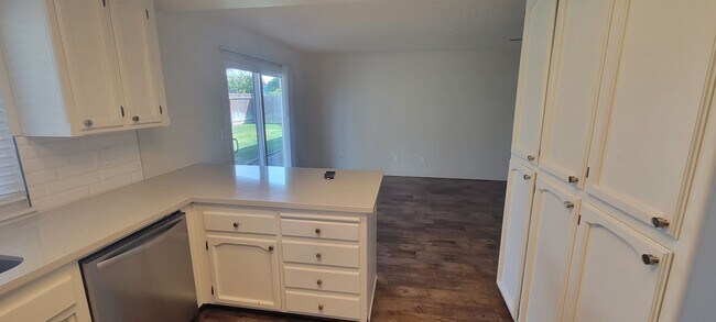 Building Photo - 1812 Sanchez Way