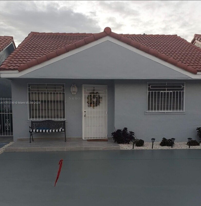 Foto principal - 5480 W 27th Ct