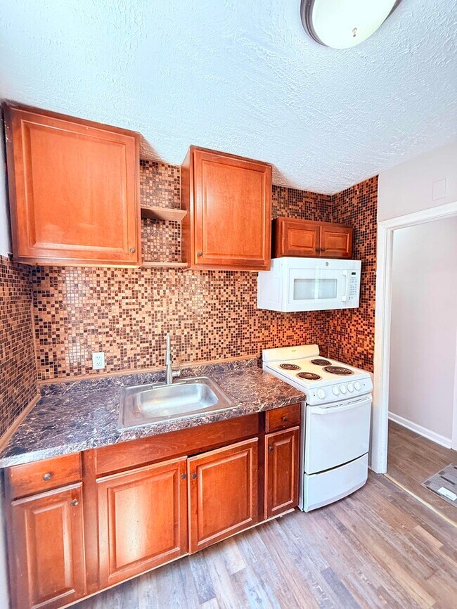 Building Photo - Special Offer / Spacious Home with Garage and Lawn Maintenance / Pet-Friendly / 3 Beds 1 Bath / A...