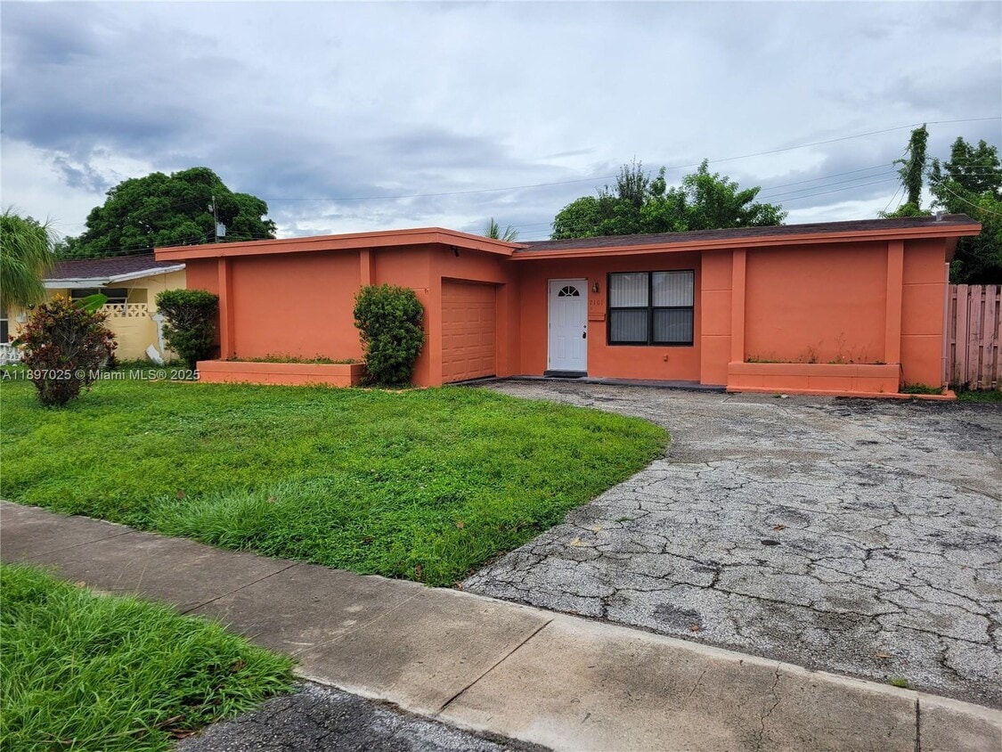 Foto principal - 7101 NW 24th St