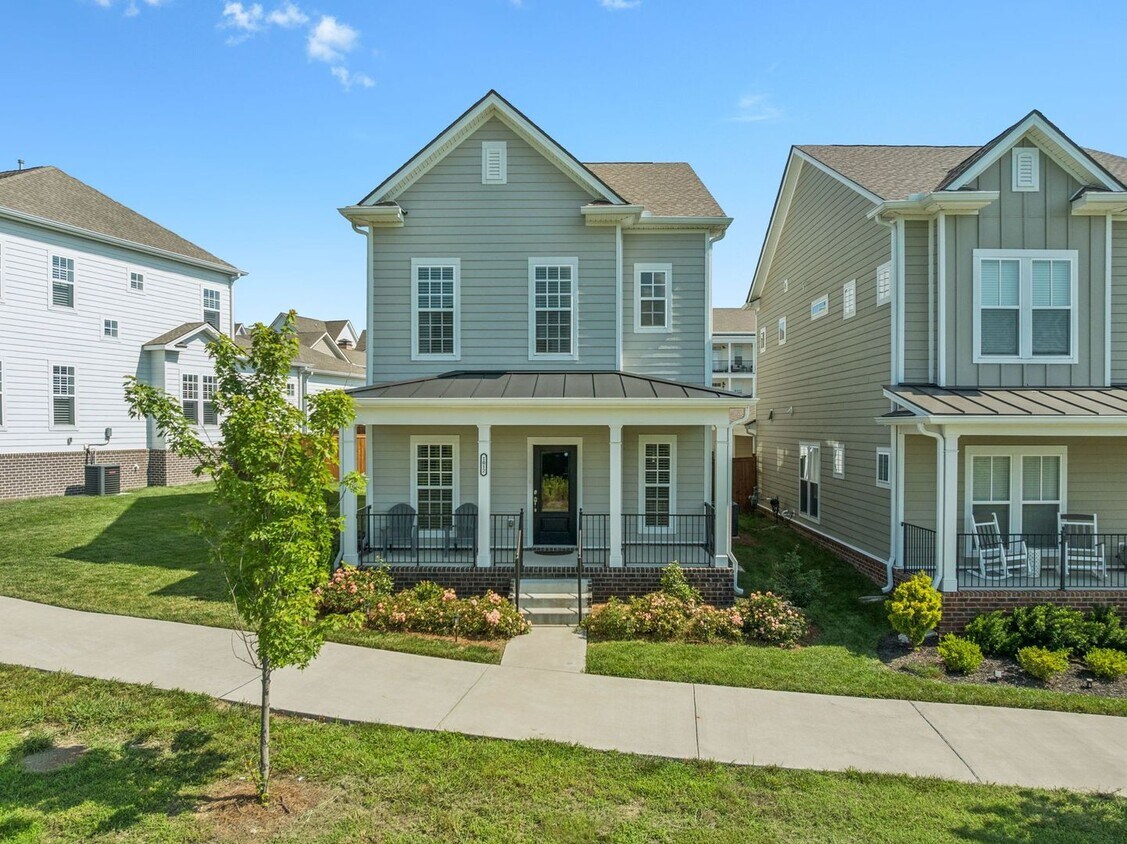 Foto principal - **UPGRADED 2022-BUILT HOME IN DESIRABLE NE...