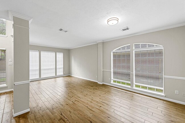 Foto del edificio - 8827 Lawncliff Ln
