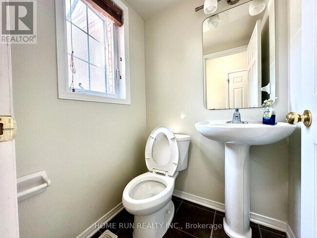 Building Photo - 135 Kinross Private