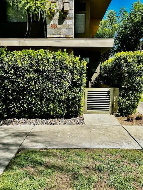 Building Photo - 870 E Palm Canyon Dr