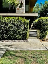 Building Photo - 870 E Palm Canyon Dr