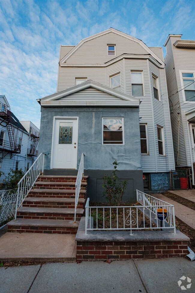 Building Photo - 66 46th St