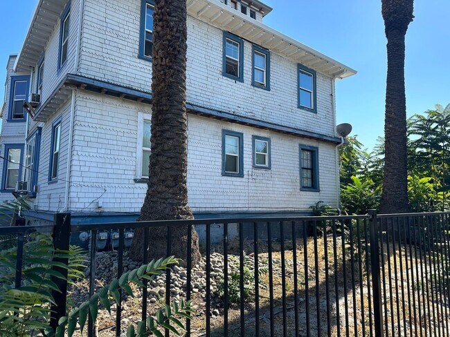 Building Photo - 44 W. Acacia Street