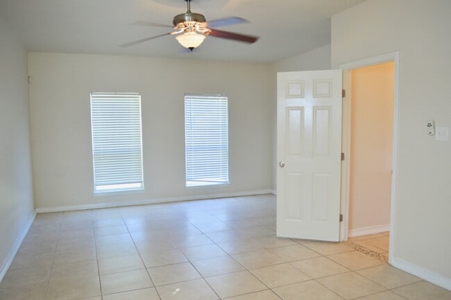 Building Photo - Rare custom stucc home 3 bed 2 bath