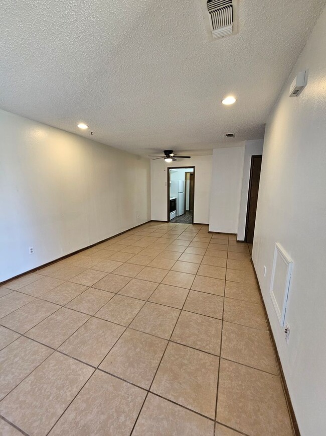 Foto del edificio - (2) Bed/(2) Bath Refreshed Duplex Avail NOW!