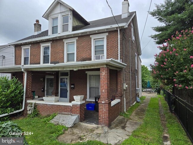 Building Photo - 462 New Elm St