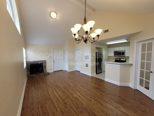 Foto del edificio - 575 Bloomington Ct