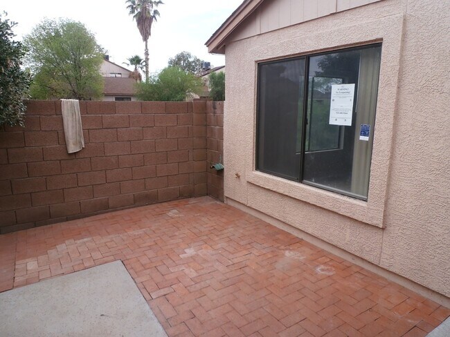 Building Photo - Silverbell & Grant Road area - 2/2 in a ga...