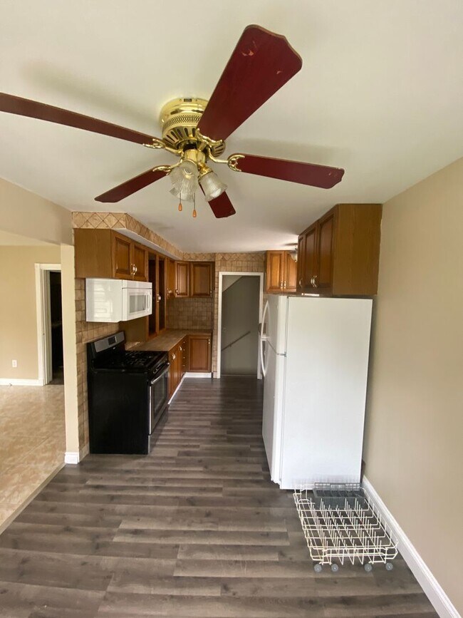 Building Photo - Beautiful 4 bedroom 1 1/2 Bath home with f...