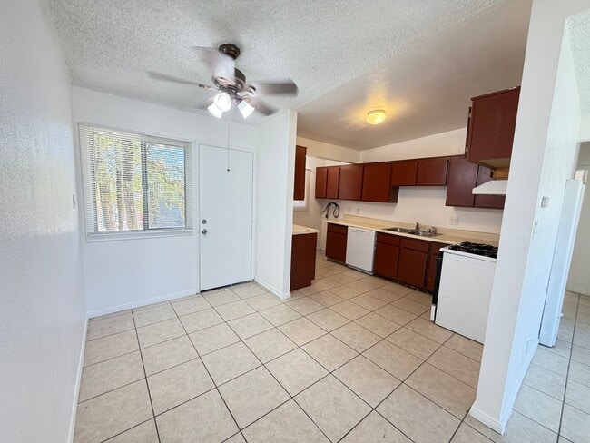 Building Photo - 2 bedroom