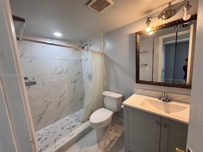 Foto del edificio - 6840 Pembroke Rd