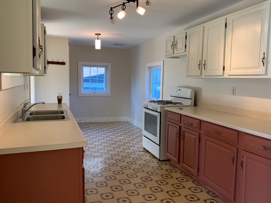 1 Old Manchester Rd Unit Apt. 3, Raymond, NH 03077 - Apartments in ...