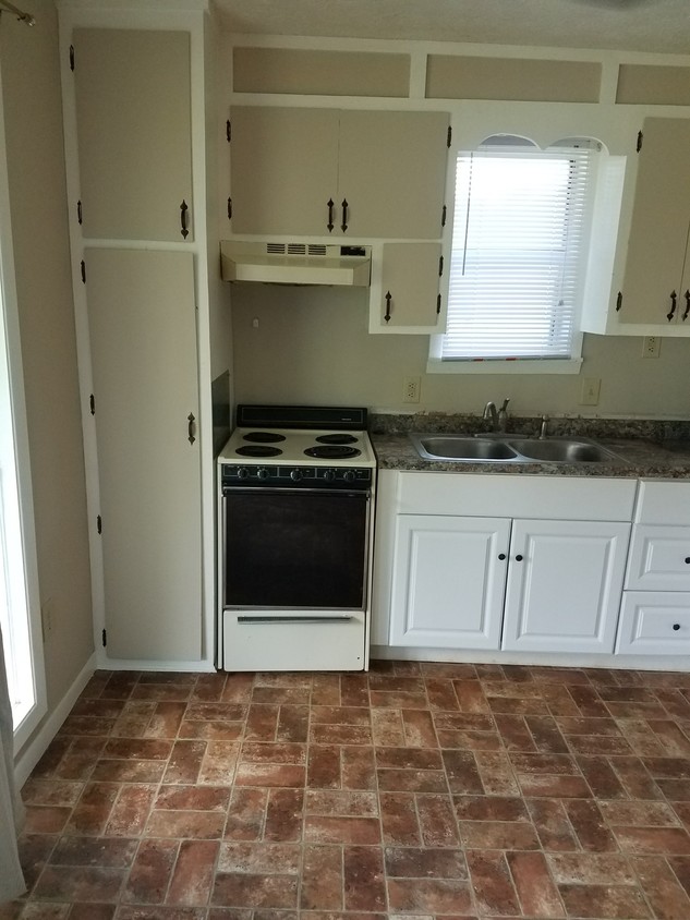 Primary Photo - 200 Mullinax Ln