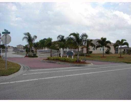 Building Photo - 552 Calamondin Way SW