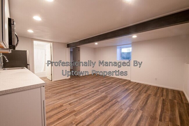 Building Photo - 9836 N Clarendon Ave