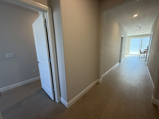 Building Photo - Beautiful 5 bedroom, 2 bathroom 2 story home in Rancho Cordova