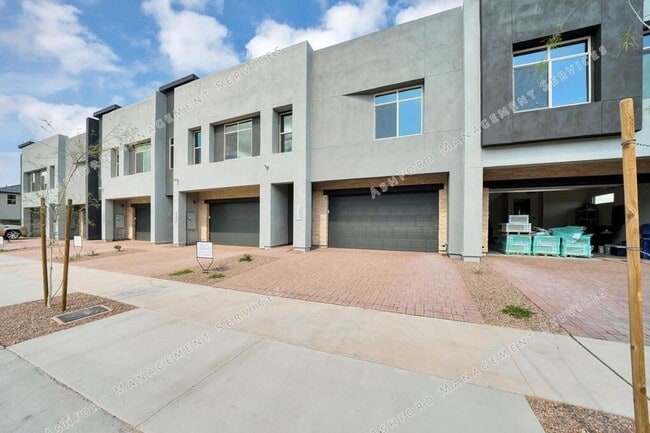 Luxury 3-Bedroom Townhome with Rooftop Dec... - Luxury 3-Bedroom Townhome with Rooftop Dec...