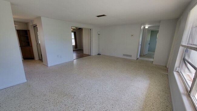 Building Photo - Lake View Home - 2 bedroom, 2 bath, + Den ...