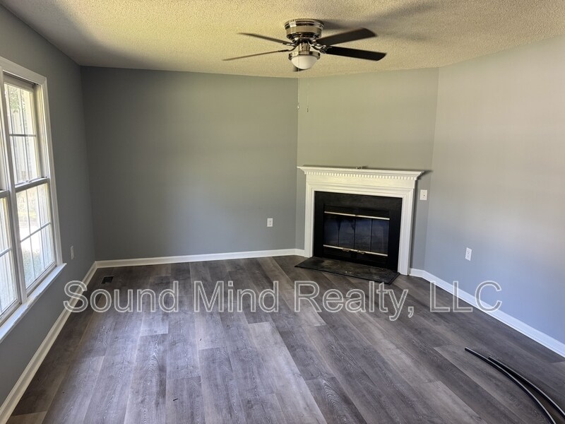 Building Photo - 117 Mary Cir