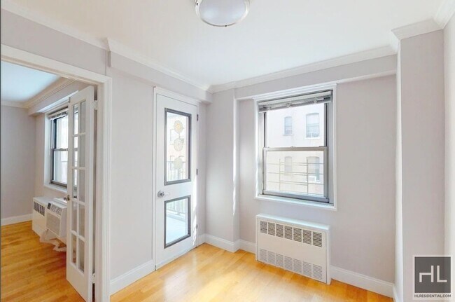Foto del edificio - 2 bed flex 1 bathroom / WASHER AND DRYER / balcony / West 97th Street