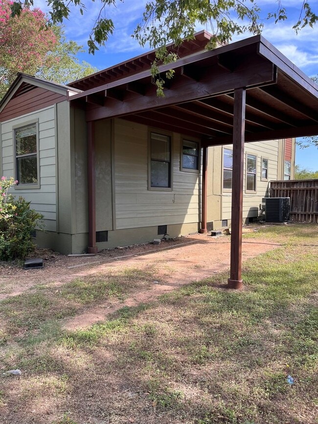 Building Photo - 7bed/6.5bath + 3 car garage and carport