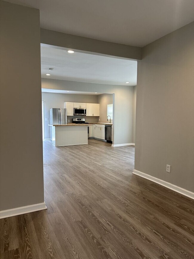 Foto del edificio - 3 Bedroom 1.5 Bathroom House in South Colu...