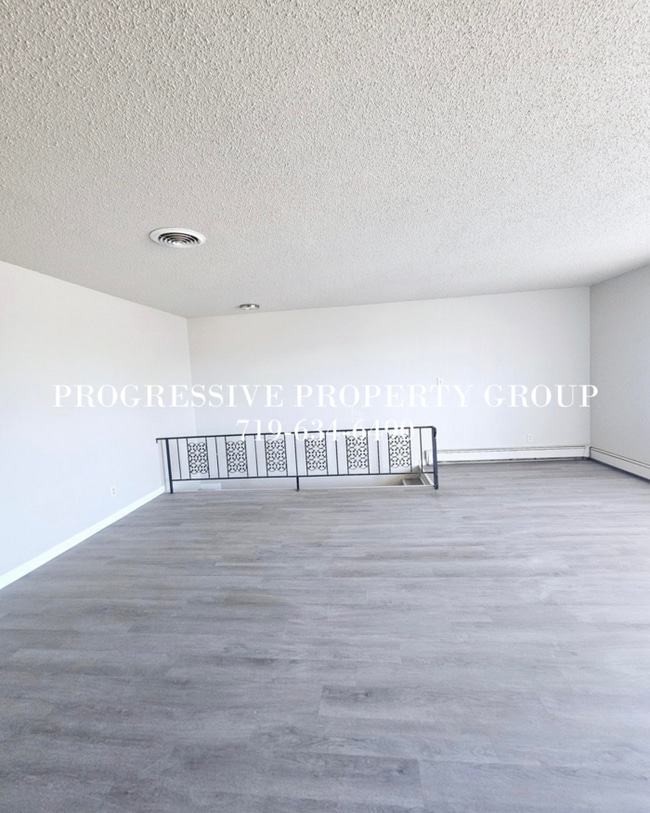 Building Photo - Beautiful townhome with private backyard