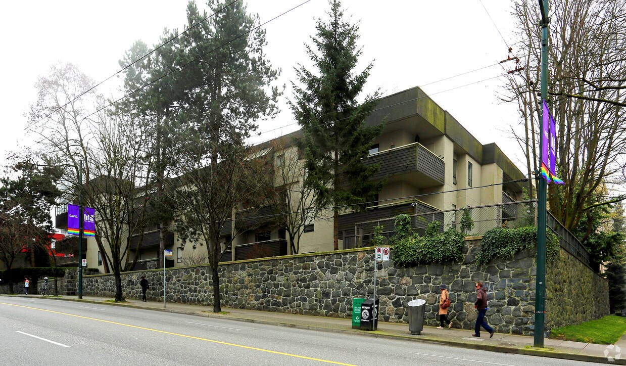 Photo du bâtiment - Broughton Apartments  