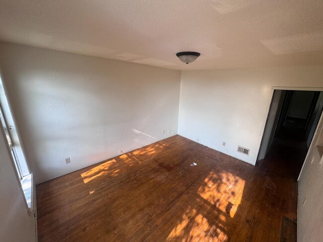 Foto del edificio - 307 W 4th St