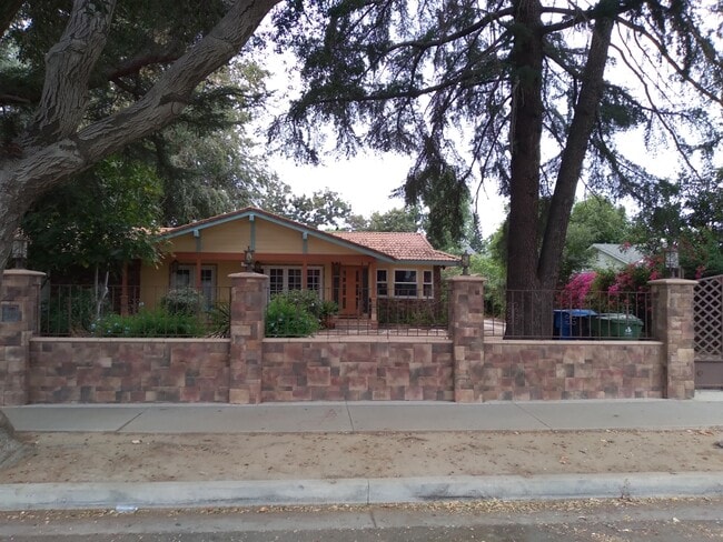 Gaited 2 + 2 Lake Balboa home - 6601 Louise Ave