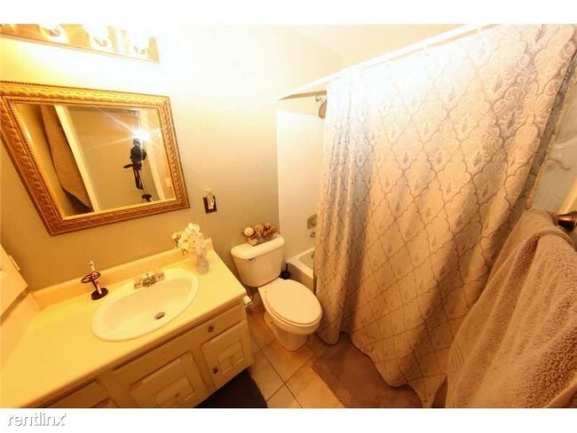 Building Photo - 1261 SW 46th Ave