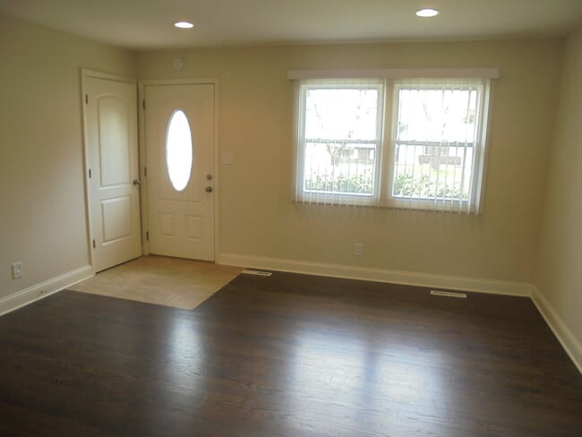 Building Photo - 66 Barrow Dr