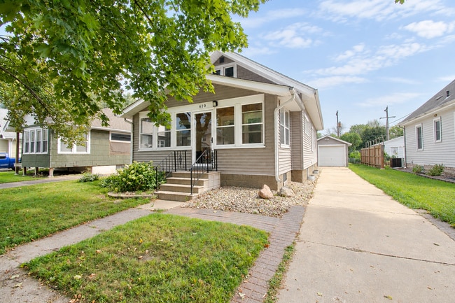 Photo - 610 Lyndale St House