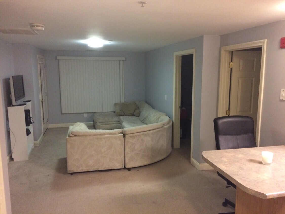 4 Crestview Cir Unit 105, Londonderry, NH 03053 Apartments in