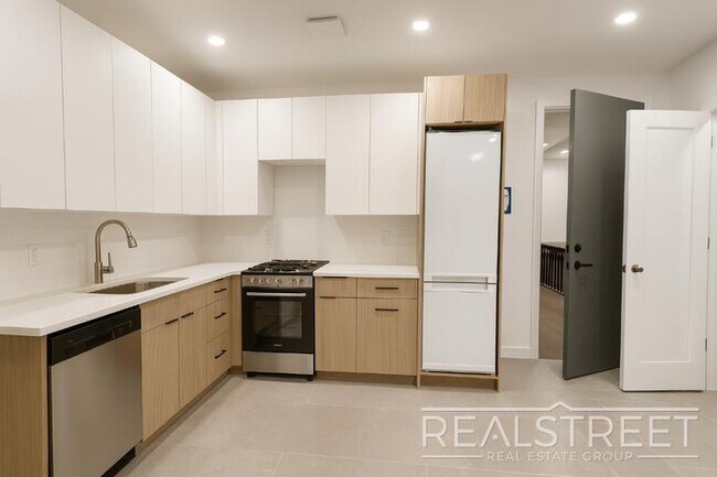 Foto del edificio - Spacious 2-Bedroom, 2-Bath Apartment in Bed-Stuy with Modern Amenities