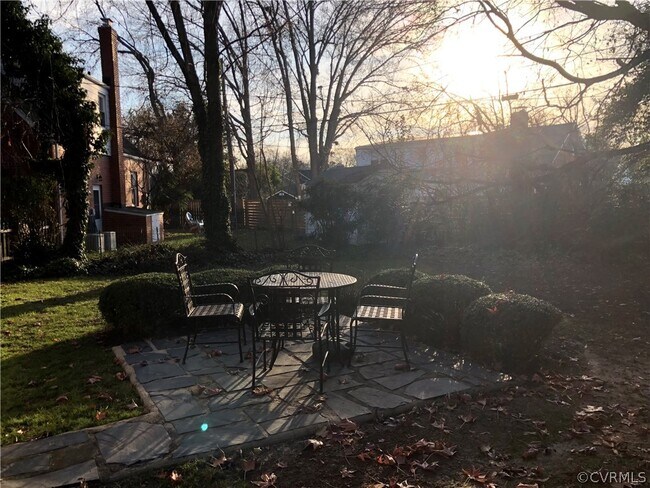 Foto del edificio - 208 Woodlawn Ave